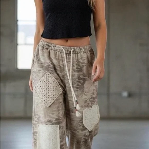 POL desert camo patchwork Patterned Drawstring Jogger Pants with Patch Details - Picture 3 of 6